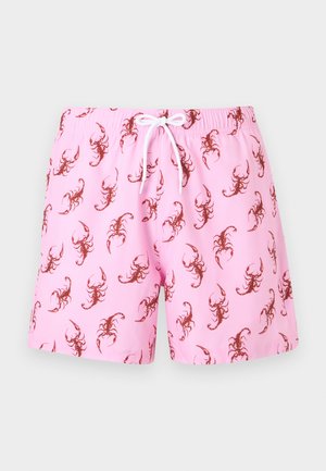 Rožinės spalvos maudymosi šortai su elastine juosmens juosta ir balta raišteliu, raštuoti pasikartojančiais tamsiai raudonais skorpionais.