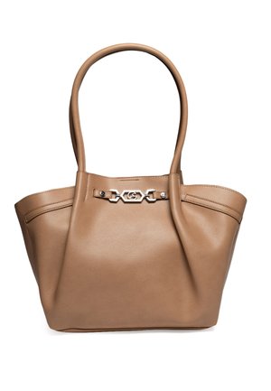 Borsa in pelle color cuoio con due manici lunghi e una chiusura geometrica argentata sul davanti.