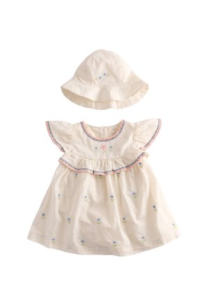 Robe bébé crème avec broderie florale et manches à volants, accompagnée d'un chapeau de soleil crème assorti avec de petits détails floraux.