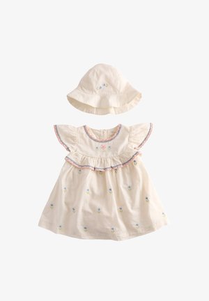 Cremefarvet babykjole med blomsterbroderi og flæseærmer, kombineret med en matchende cremefarvet solhat med små blomsterdetaljer.