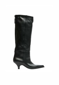 Stivale nero in pelle fino al ginocchio con punta affusolata, tacco sottile e cerniera laterale. Texture liscia, design minimalista e silhouette elegante.