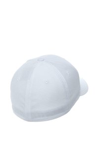 Bjela baseball kapa od teksturirane tkanine, s kružnom krojnim dijelom i unaprijed zakrivljenim vizir. Uključuje šest ventilacijskih rupica i dugme na vrhu.