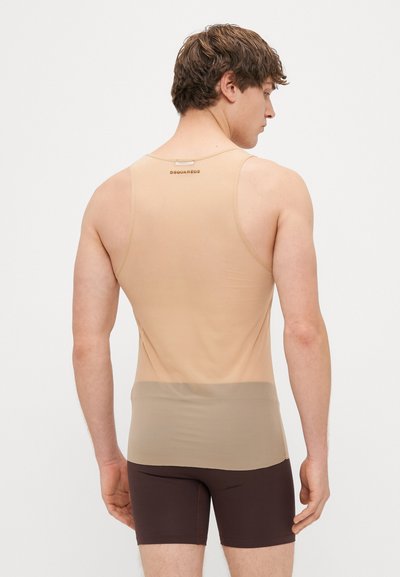 Beidzjā krāsā tank top ar gludu tekstūru, ar slāņveida dizainu, kas apakšējā daļā pāriet tumšākā beidzjā tonī. Logo aizmugurē.