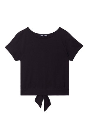 Camiseta negra de manga corta hecha de tela suave, con un cuello amplio y un detalle de nudo en el dobladillo. Diseño y silueta sencillos.