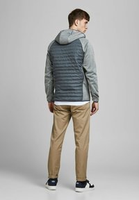 Jack & Jones JJEMULTI QUILTED JACKET - Übergangsjacke - grey melange