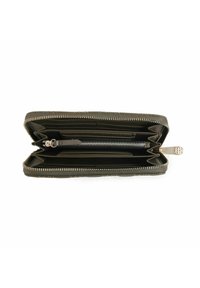 Portafoglio in pelle marrone con chiusura a zip, numerosi scomparti per carte, un vano centrale con zip e una superficie texturizzata.