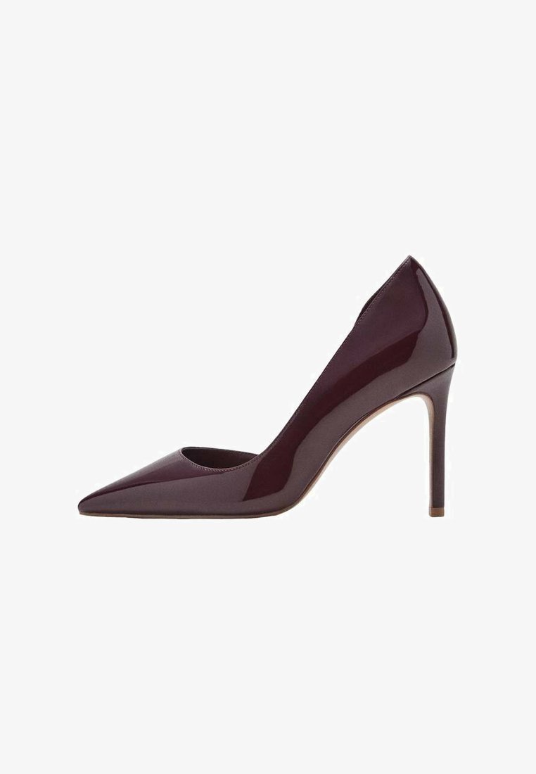 Bordowy lakierowany szpilka z ostrym noskiem i głębokim wycięciem na podbiciu, z cienkim obcasem typu szpilka i gładką, błyszczącą powierzchnią.