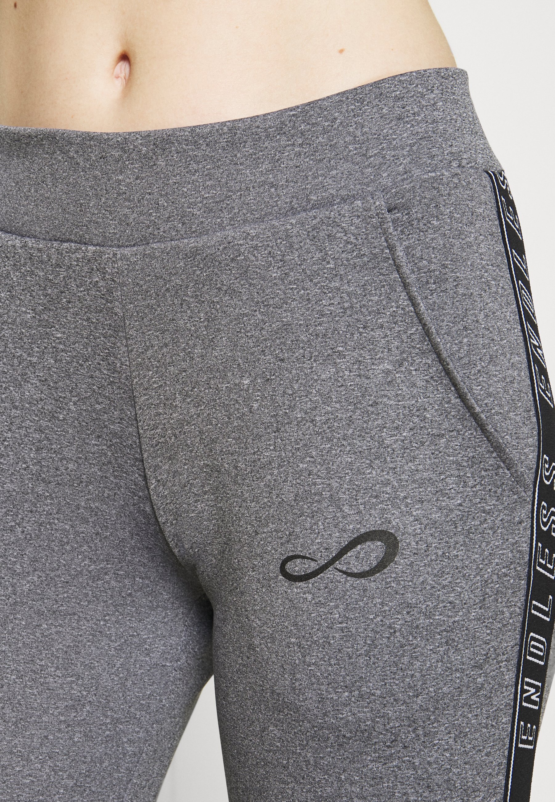 Femme PANTALON ESSENCE ICONIC - Pantalon de survêtement Femme PANTALON ESSENCE ICONIC - Pantalon de survêtement