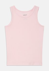 Jasnoróżowy bawełniany top na ramiączkach z dekoltem w serek, bez rękawów i bezszwowym brzegiem. Metka z napisem "name it" znajduje się blisko dekoltu.