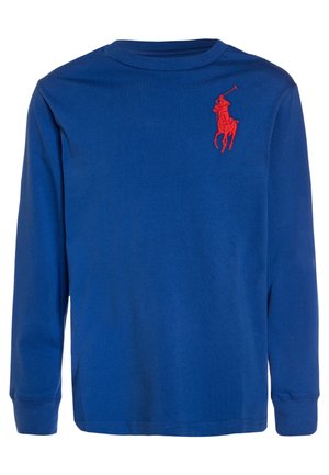 Niebieska koszula z długim rękawem, okrągłym dekoltem i małym czerwonym logo polo gracza haftowanym na górnej lewej części klatki piersiowej.