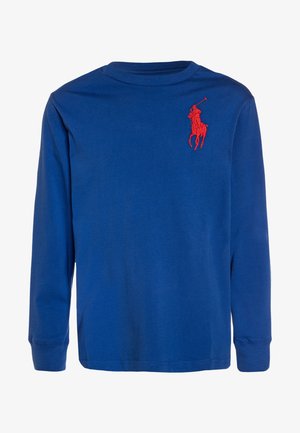 Niebieska koszula z długim rękawem, okrągłym dekoltem i małym czerwonym logo polo gracza haftowanym na górnej lewej części klatki piersiowej.