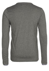 Maglietta a maniche lunghe di un grigio scuro uniforme vista da dietro, con scollatura rotonda e una leggera trama del tessuto.