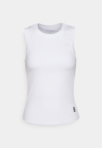 Top atlético sin mangas de color blanco, hecho de una tela suave y elástica. Presenta un escote redondo y un pequeño logo negro en la parte inferior izquierda.