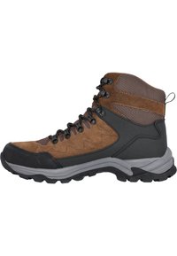 Bruine suede en zwarte synthetische wandelschoen met hoge enkels, vetersluiting, rubberen buitenzool en gestikte mesh panelen.