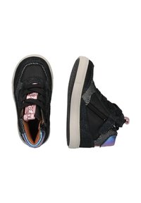 Sneakers alte nere con una texture glitterata, dettagli rosa, zip e una suola in gomma a contrasto. Inclusi vista laterale e vista dall'alto.