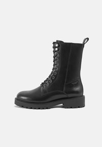 Zwarte leren enkellaarsjes met een vetersluiting, een gestructureerde afwerking en een stevige rubberen zool. Voorzien van een trekriem en metalen oogjes.