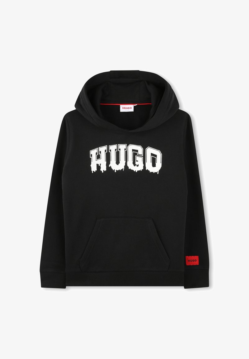 Hoodie noir en mélange de coton, avec une étiquette de logo rouge, une grande poche avant et un lettrage "HUGO" en blanc dans un style dégoulinant.