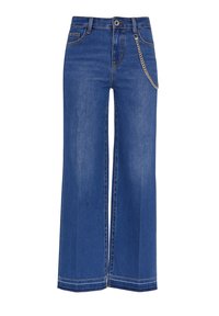 Jeans a gamba larga in denim blu medio, con vita alta, cuciture visibili e un accento in catena metallica sulla tasca frontale.