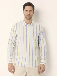 Pruhovaná košile s dlouhým rukávem v světlé žluté, modré a bílé barvě. Má zapínání na knoflíky, límec a texturovanou lněnou látku. Jednoduchý design.