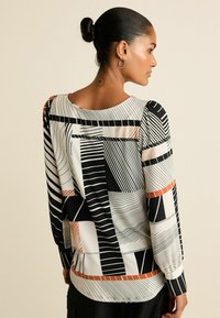 Next LONG SLEEVE CUFF - Blůza - black white orange geo swirl