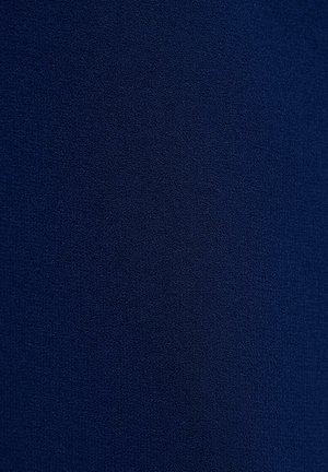 Námořnická tkanina s hladkým a mírně texturovaným povrchem, s jednotnou barvou a bez viditelných vzorů nebo hardwaru.