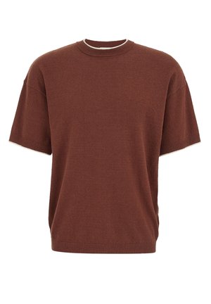 Pull en maille marron à manches courtes avec col rond, poignets et ourlet côtelés, affichant une coupe légèrement ample et une bordure blanche discrète à l’intérieur du col.