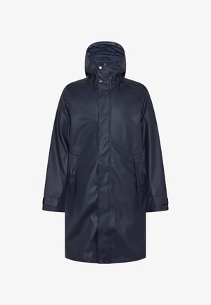 Marineblå vandtæt regnjakke med lynlås, hætte og to sidelommer. Har en glat tekstur og justerbare manchetter med trykknapper.