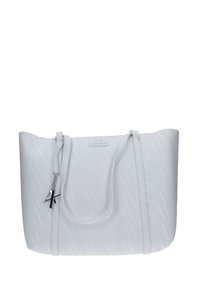 Borsa tote bianca con motivo geometrico testurizzato, doppie tracolle e un ciondolo in metallo argentato con logo.