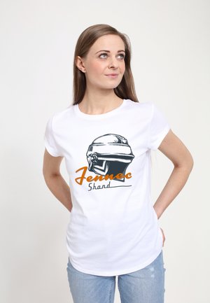 Camiseta de algodón blanca con un gráfico de un casco y el texto "Jenner Shand" en naranja y negro. El diseño está centrado en la parte delantera.