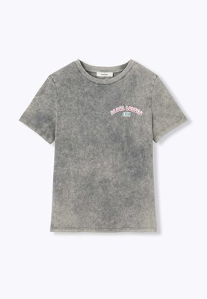 T-shirt à manches courtes gris délavé à l'acide avec col rond et texte « Pasta Lovers Club » en rose et vert sur le côté gauche de la poitrine.