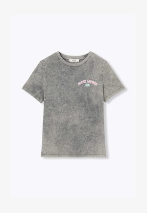 T-shirt à manches courtes gris délavé à l'acide avec col rond et texte « Pasta Lovers Club » en rose et vert sur le côté gauche de la poitrine.