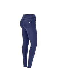Leggings blu navy con una texture liscia, dotati di due tasche posteriori e accenti hardware discreti. Design elegante e aderente per gambe completamente avvolte.
