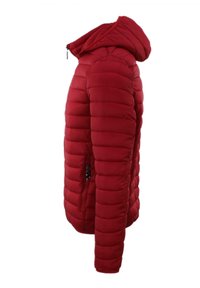 Giacca puffer rossa con cappuccio, caratterizzata da una texture trapuntata orizzontale, una zip frontale e tasche laterali. Design leggero e isolato.