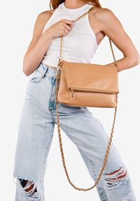 Bosanova CON SOLAPA Y CADENA - Bolso de mano - tostado