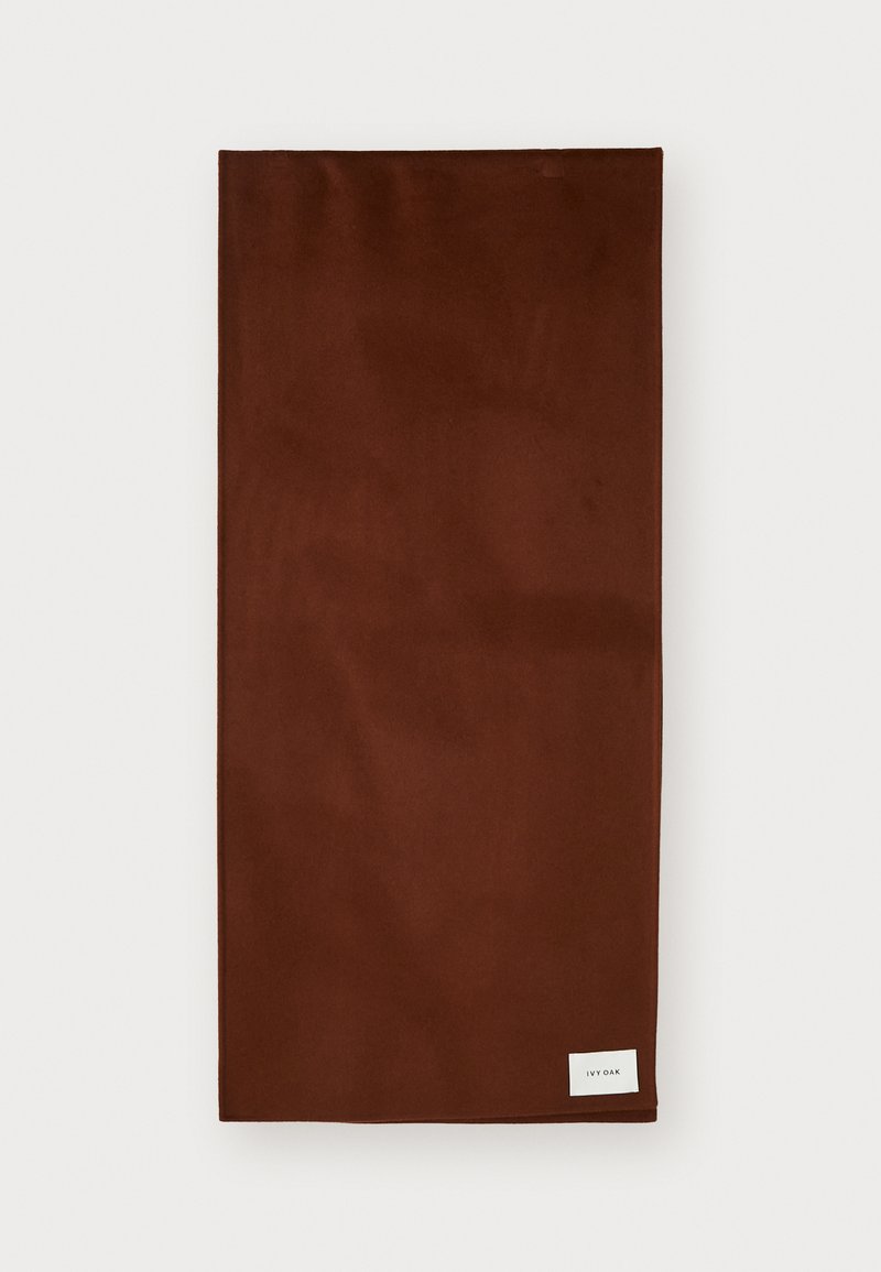 Rektangulær brun stofsjal med et lille hvidt mærke, der står "IVY OAK" i nederste højre hjørne, på en hvid baggrund.