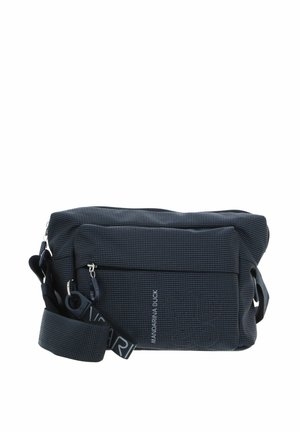 Schwarz-blau gemusterte Umhängetasche aus strapazierfähigem Stoff. Verfügt über eine vordere Reißverschlusstasche, verstellbaren Riemen und ein Logodetail an der Seite.