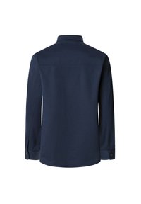 Granatowa koszula z długim rękawem o luźnym kroju, z kołnierzykiem i guzikami przy mankietach, wykonana z gładkiego materiału.