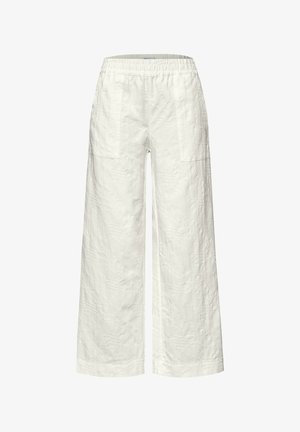 Białe spodnie o szerokich nogawkach z elastycznym pasem i subtelnymi teksturowanymi wzorami, z dwoma przednimi kieszeniami naszywanymi.