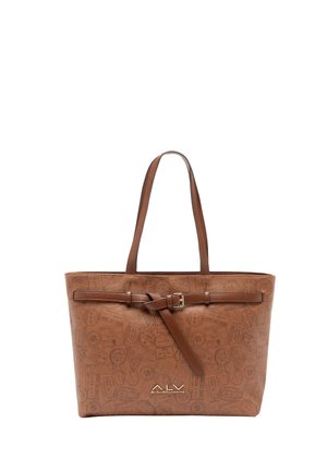 Borsa a mano marrone in similpelle strutturata, con motivo stampato e tracolla decorativa con fibbia metallica. Forma semplice e rettangolare.