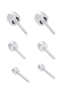 Pendientes de plata con un diseño redondeado y pulido, que presentan un poste corto y están marcados con "925" indicando plata esterlina.