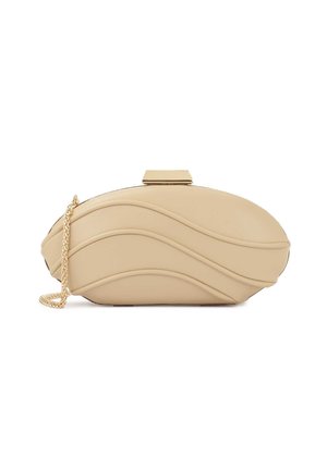 Borsa a mano beige con design testurizzato a onde, hardware dorato e tracolla a catena. Forma rettangolare con finitura liscia.