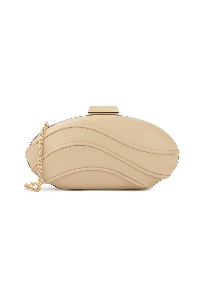 Borsa a mano beige con design testurizzato a onde, hardware dorato e tracolla a catena. Forma rettangolare con finitura liscia.