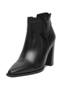 Bota de tobillo de cuero negro con punta afilada y tacón bloque, acabado liso y paneles elásticos laterales para facilitar su uso.