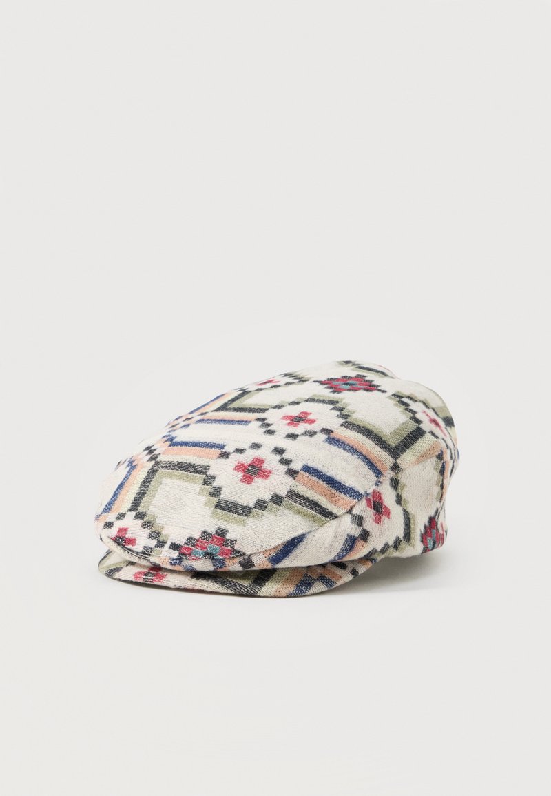 Casquette plate avec des motifs géométriques et floraux multicolores en rouge, bleu, vert et beige sur un fond clair.