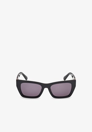 Musta aurinkolasit neliönmuotoisilla linsseillä ja tumman violetilla sävyllä. Ominaisuuksiin kuuluu tyylikäs, matteapintainen kehys, jossa on hienovaraisia metallikoristeita temppeleissä.