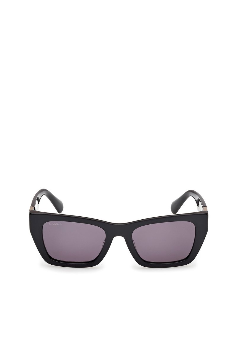 Gafas de sol negras con lentes cuadrados y tinte morado oscuro. Presentan un marco elegante y mate con sutiles acentos metálicos en las varillas.