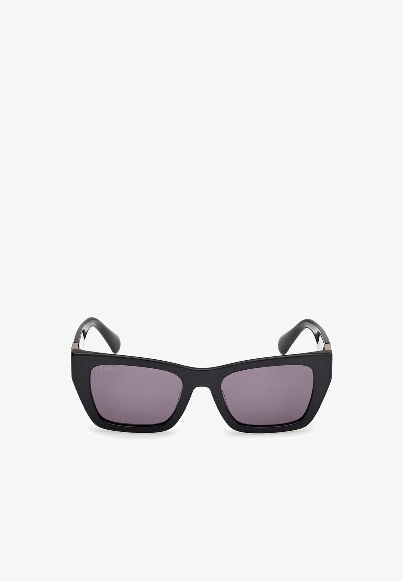 Černé sluneční brýle se čtvercovými čočkami a tmavě fialovým zabarvením. Mají štíhlý matný rám s jemnými kovovými detaily na spáncích.