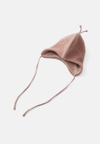 Weiche rosa Fleece-Babyhaube mit Ohrenklappen und langen Bindebändern, ausgestattet mit zwei kleinen, geknoteten Stoffspitzen oben.