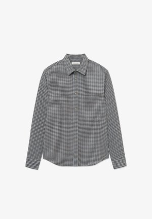 Srajca z dolgimi rokavi in gumbi spredaj, s sivo-modrim karirastim vzorcem in ostrim ovratnikom.