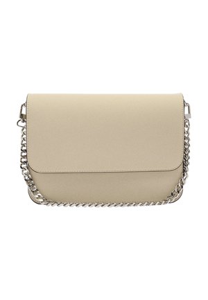 Beżowa skórzana kopertówka z przednią klapką i srebrnym łańcuszkiem na tle białego tła.